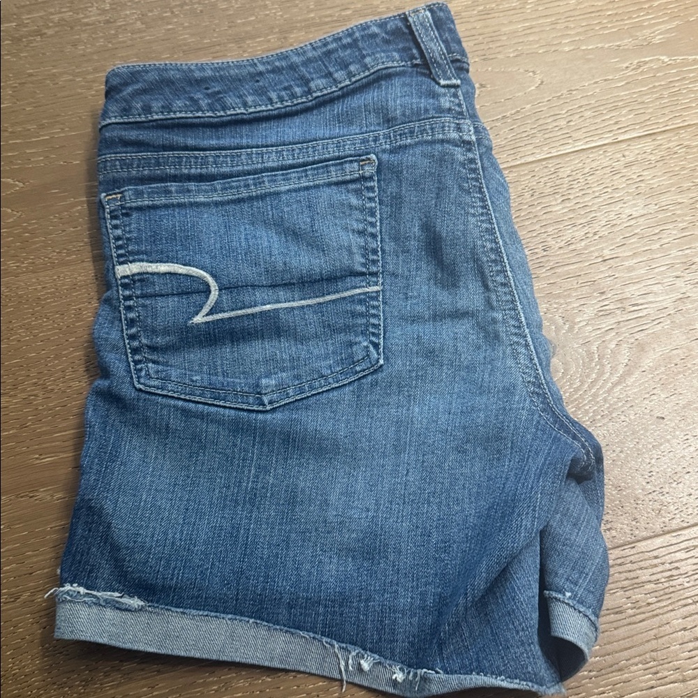 American Eagle Outfitters Women's Classic Blue Jean Shorts stretch size 12 - Picture 3 of 3